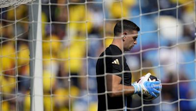 Argentine : « Sanction exemplaire » requise contre Emiliano Martinez qui a giflé une caméra après la défaite en Colombie