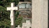 Más de 160 tumbas profanadas por trabajadores del cementerio de Montjuic: "Está siendo un expolio"
