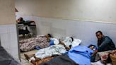 Los trabajadores médicos enfrentan las decisiones más difíciles en medio del colapso de los hospitales de Gaza