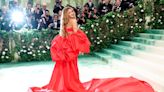 Así ha hecho Shakira su debut en la alfombra de la MET Gala: voluminoso vestido rojo y plataformas