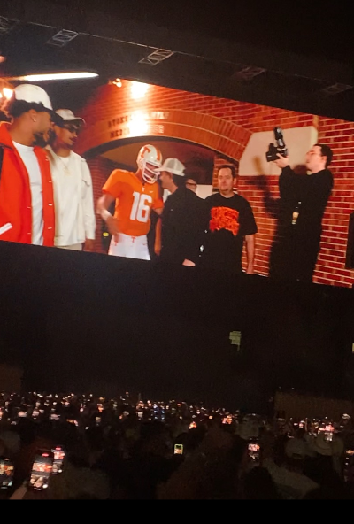 Wallen, Heupel enter Neyland Stadium concert with Peyton Manning – in uniform