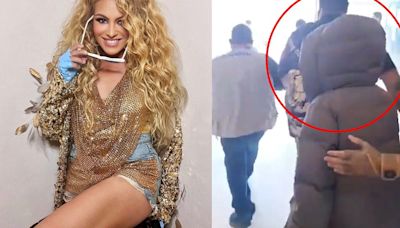 Paulina Rubio es captada con chamarra invernal en Sonora, pese a que hay 39°