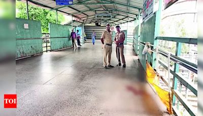 Mumbai: Man knifes wife on FOB, tries to choke her as she fends him off | Mumbai News - Times of India