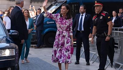 La reina Letizia sorprende en Barcelona con un vestido camisero de 850 euros: un ‘look’ con doble guiño a Cataluña