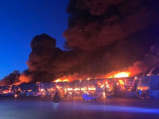 Polonia: un descomunal incendio devora un centro comercial con 1.400 locales en Varsovia