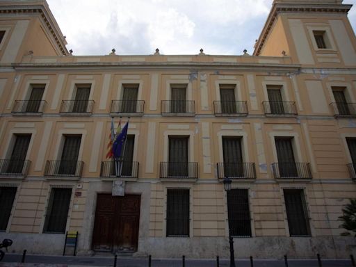 El ayuntamiento sanea la fachada del Palacio de Cervelló tras la caída de cascotes