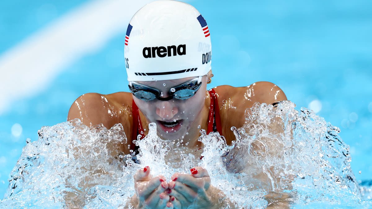 Former Chelsea Piers swimmer Kate Douglass finishes first in her heat in Paris 2024