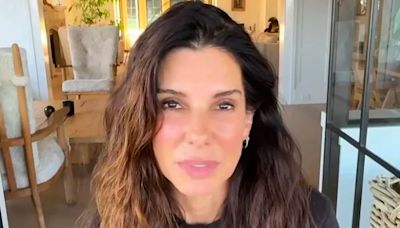 Sandra Bullock diz que chegar aos 60 é incrível em aparição rara após morte de amor da sua vida: 'Querem que a gente tenha medo de envelhecer'