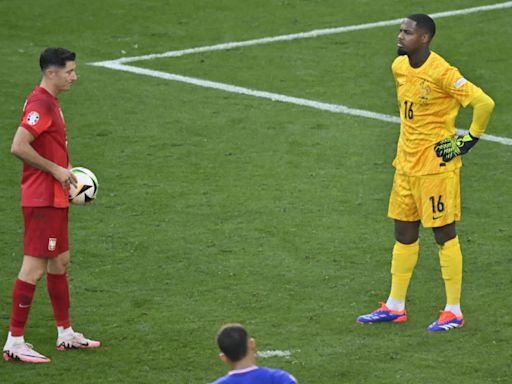 France’s Mike Maignan hits out penalty rules after Robert Lewandowski retake