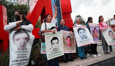 Claudia Sheinbaum se reúne con padres de los 43 normalistas de Ayotzinapa para atender peticiones