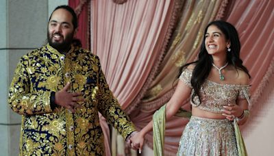 Casamento de R$ 3 bilhões de herdeiros indianos tem shows, chuva de pétalas e entrada triunfal