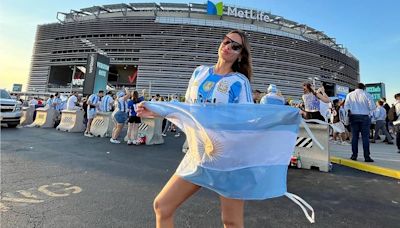 Pampita alentó a la Selección desde la tribuna con dos de sus hijos: color y emoción