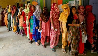 Rivais do premiê votam na penúltima etapa das eleições indianas