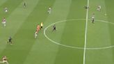 Dibu Martínez y un final increíble en la derrota de Aston Villa ante Arsenal: un gol en contra de cabeza y otro que vio desde la mitad de la cancha