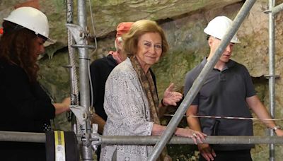 La reina Sofía se sube a un andamio durante su visita a los yacimientos de la Sierra de Atapuerca