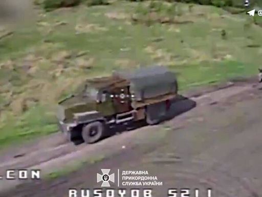 烏克蘭東北激戰中 俄補給卡車遭烏軍摧毀 - 自由軍武頻道