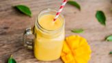 Cómo preparar el licuado de leche con mango, vainilla y canela, el cual fortalece las articulaciones