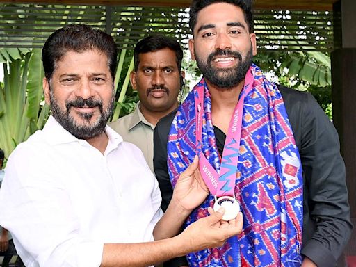 Mohammed Siraj meets Telangana CM