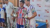 El sueño atlético de Carlos Martín sigue, fue capitán y recogió el trofeo Memorial Jesús Gil