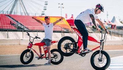 Pedro Acosta y Augusto Fernández también saben disfrutar con las bicicletas eléctricas de GasGas