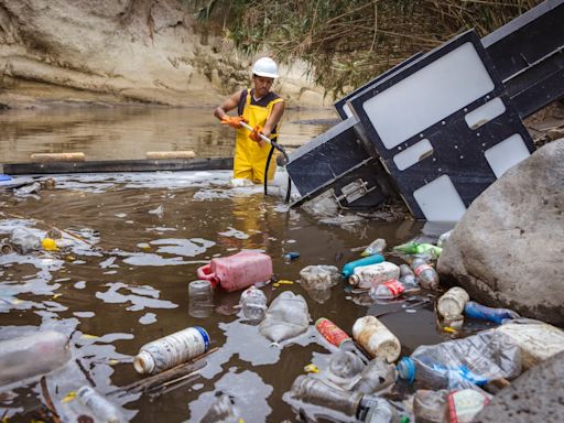 Limpiar los ríos de Ecuador para salvar a las Islas Galápagos del monstruo de la basura plástica