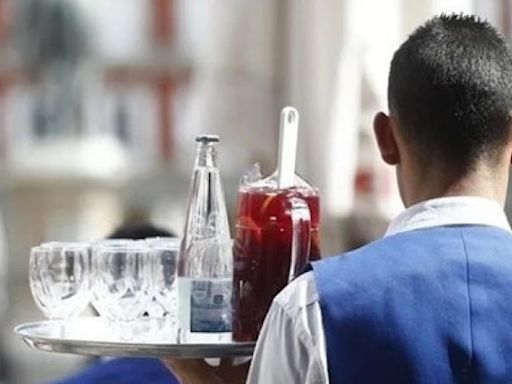 El aumento de los precios de las bebidas alcohólicas en España indigna a los turistas británicos: “No volveremos más”