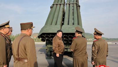 金正恩瞭解改良版240毫米火箭炮武器系統 觀看可控火箭炮彈試射