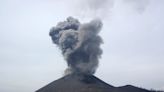 El volcán Anak Krakatoa lanza humo y ceniza a unos 3000 metros de altura