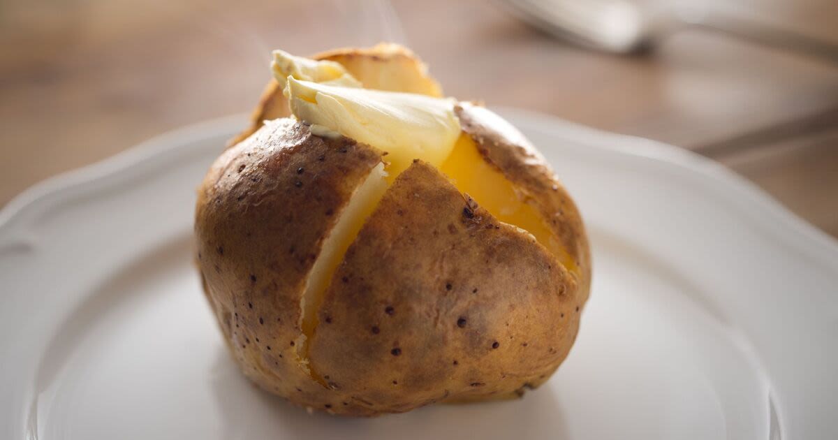 Cook a baked potato using the right method in 10 minutes without an oven