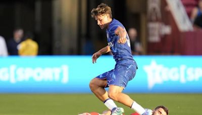 Marc Guiu ya marca con el Chelsea