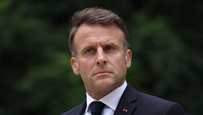 Macron evita pronunciarse tras su derrota en las legislativas y su entorno dice que esperará a que se forme la nueva Asamblea para decidir sobre el Gobierno