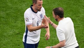 Teddy Sheringham: Southgate should copy Venables with treatment of Kane