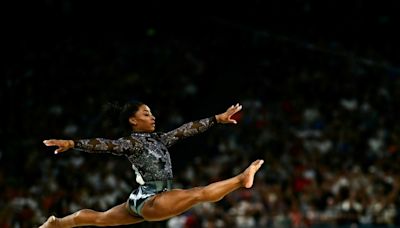 Biles vuela en su arranque en París-2024, escoltada por la brasileña Andrade