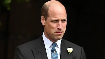 El príncipe Guillermo, cabizbajo, huidizo y sin Kate a su llegada a la boda de los duques de Westminster