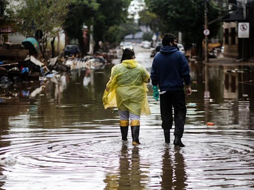 Moradores do bairro Navegantes são obrigados a adiar limpeza após novos alagamentos em Porto Alegre | GZH