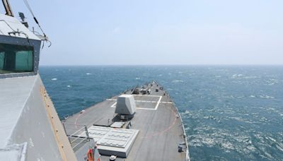 美軍導彈驅逐艦通過台灣海峽 畫面曝光