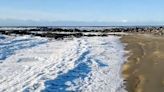 En un espectáculo inusual, las temperaturas extremas congelaron las olas del mar en Tierra del Fuego