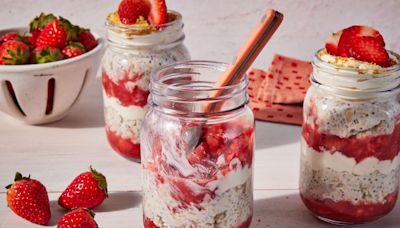 These Overnight Oats Taste Like a Slice of Strawberry Cheesecake