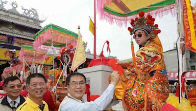 西港刈香百足真人蜈蚣陣 黃偉哲發放紅包祝小神童平安長大 | 蕃新聞