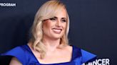 La actriz Rebel Wilson espera difundir un "mensaje positivo" al compartir que perdió la virginidad después de los 30 años