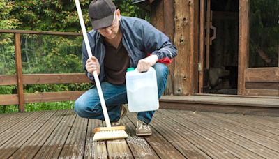 Mousse verte et traces sur une terrasse en bois : découvrez nos astuces de grand-mère pour les nettoyer