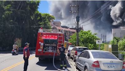 快訊/駭人火煙畫面曝！新北樹林鐵皮工廠大火 百勇消急灌救