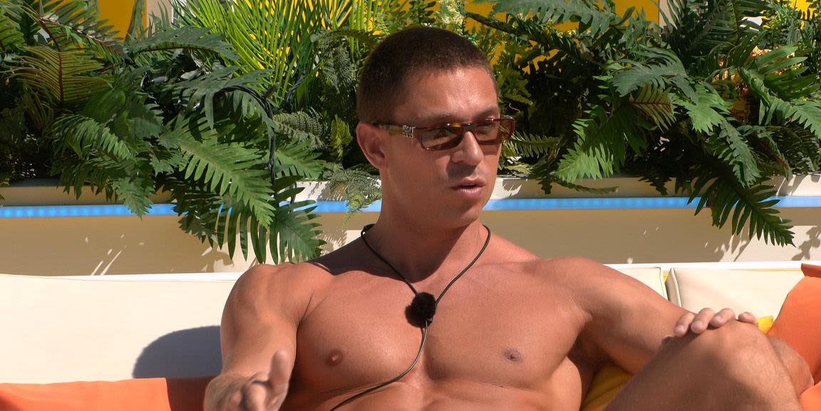 Love Island viewers amused by Joey Essex's botched "secret mission"