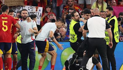Spain coach Luis de la Fuente gives update after photographer falls on Alvaro Morata’s knee
