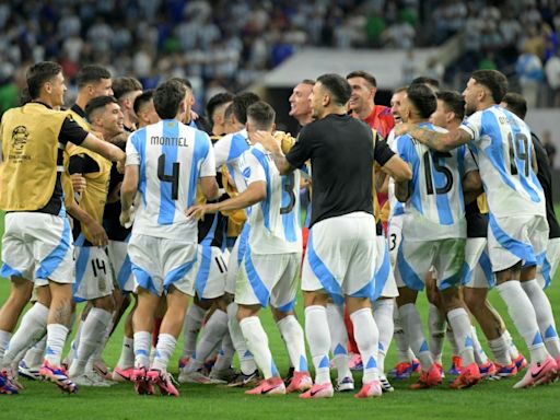 El 'Dibu' Martínez lleva a Argentina a semifinales y espera por Canadá o Venezuela
