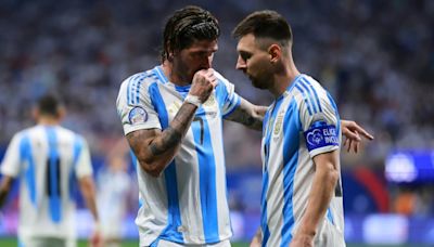 Tras tropiezo de Brasil, Argentina enfrenta a Chile para asegurar los cuartos