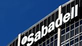 Acciones de Sabadell suben tras la propuesta de fusión con BBVA