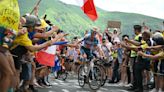 Tour de France 2024 : Romain Bardet célébré dans un virage un an après Thibaut Pinot