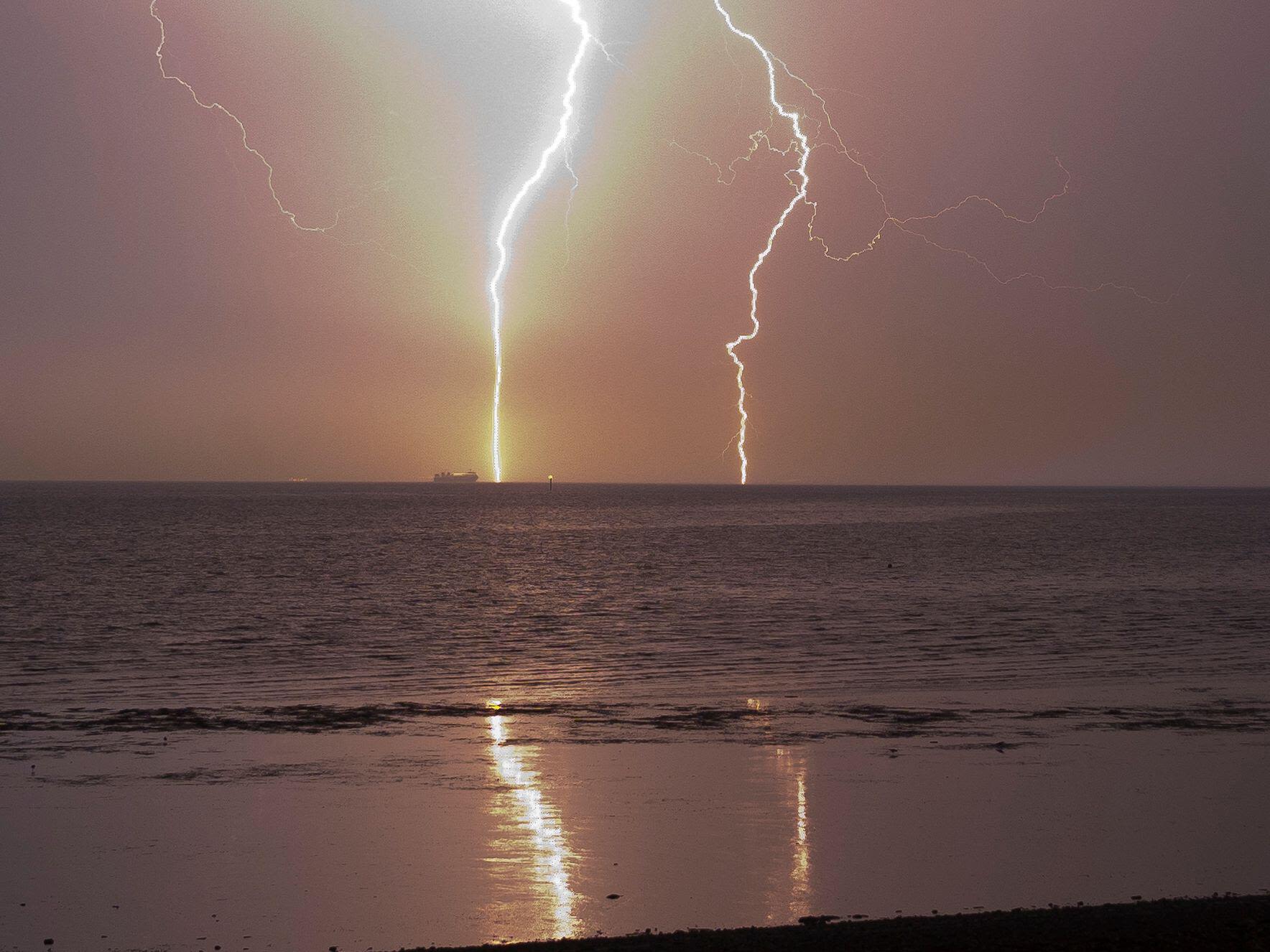 Map shows where 10-hour thunderstorm could hit UK this weekend