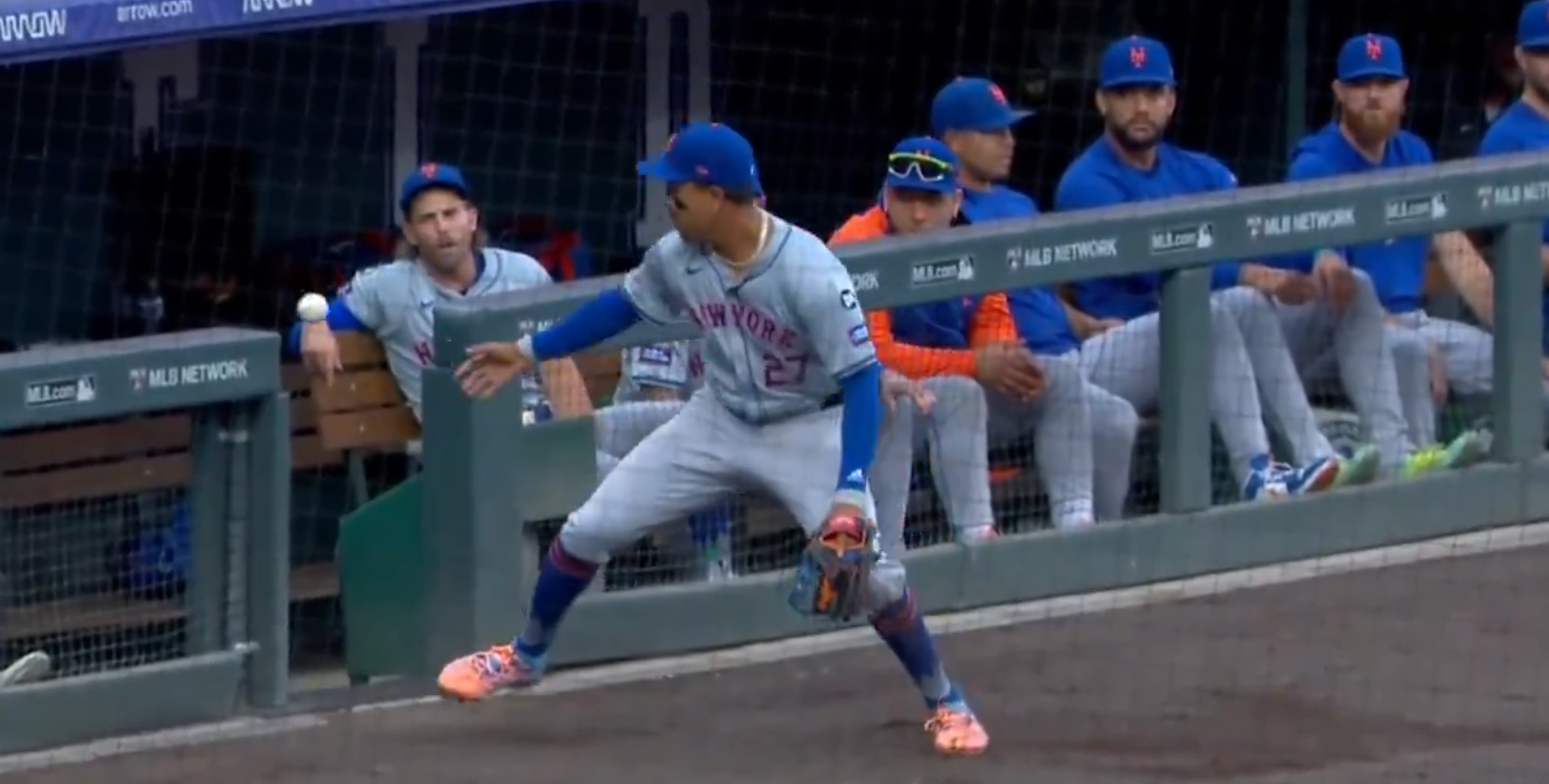 The Mets allowed a run after one of the weirdest double errors and MLB fans couldn't believe it